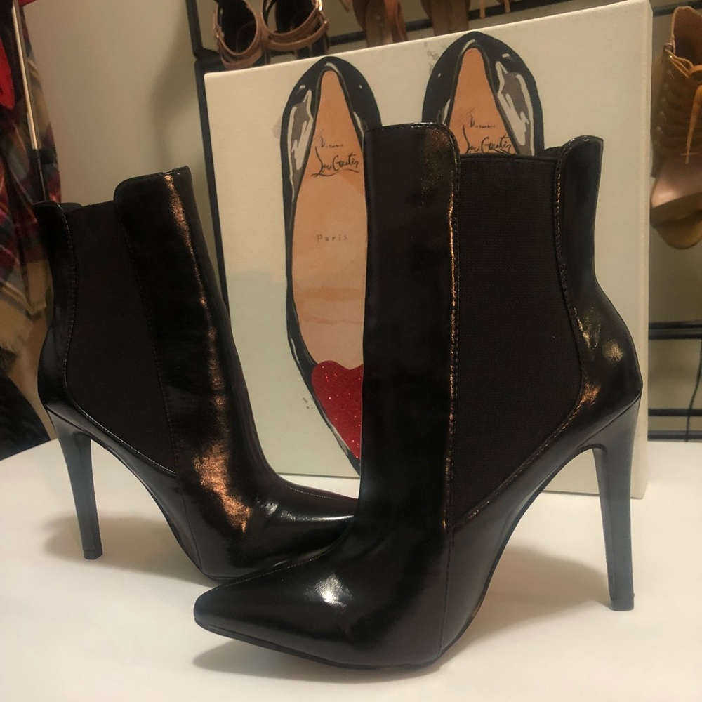 🔥🔥Black leather with elastic side booties 🔥🔥
